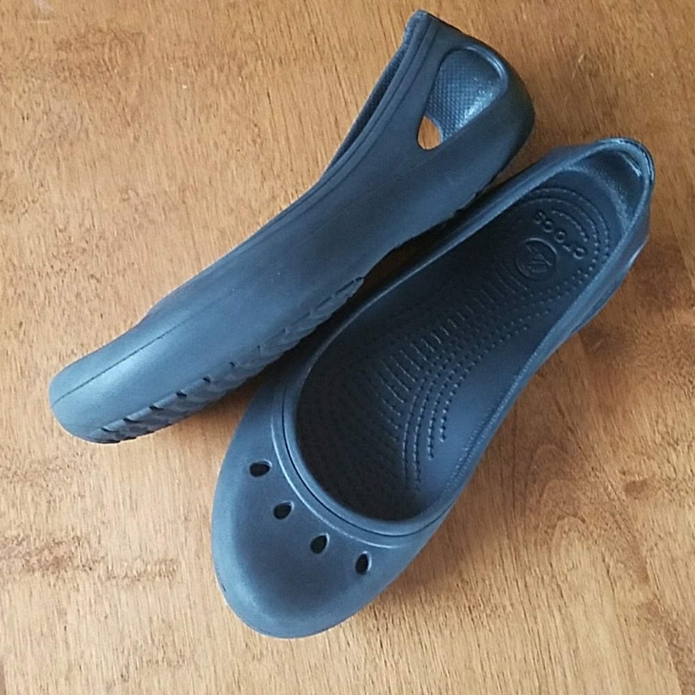 CROCS black flats. Size W8. Excellent Condition!